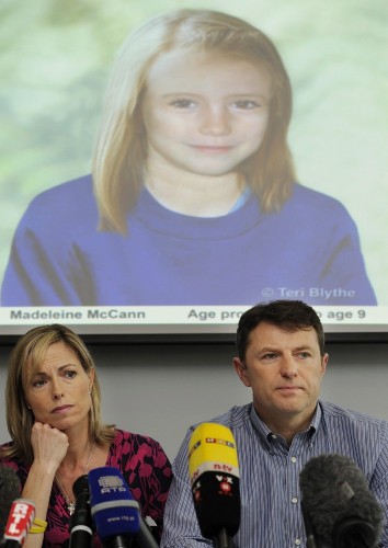 Kate y Gerry McCann muestran en una pantalla una imagen que recrea el aspecto que tendría su hija Madeleine.