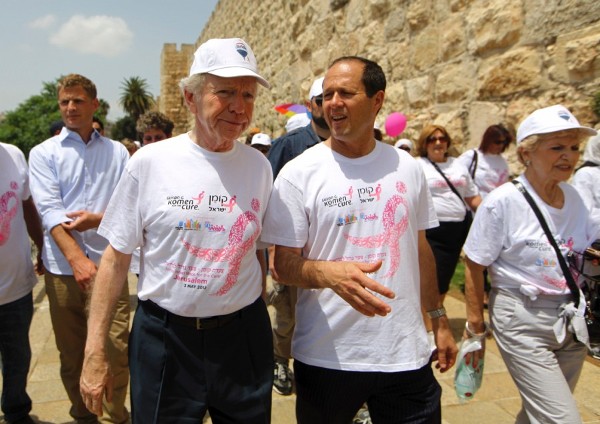 El senador estadounidense Joe Lieberman (i) y el alcalde de Jerusalén, Nir Barkat (d), participan en la 'carrera para la cura', organizada por la fundación contra el cáncer Susan G. Komen.