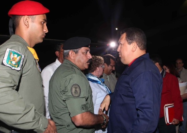 Fotografía cedida en la que se observa al presidente venezolano, Hugo Chávez, dejando su país rumbo a Cuba este sábado desde Caracas (Venezuela).