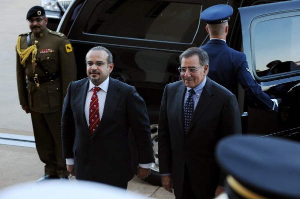 El secretario de Defensa de EEUU, Leon Panetta (d), recibe al príncipe de Baréin Salman bin Hamad al Khalifa.