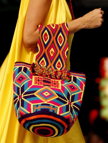 Una modelo desfila una creación de la diseñadora Marta Arredondo hoy, viernes 11 de mayo de 2012, durante la tercera jornada del Círculo de la Moda de Bogotá (Colombia).