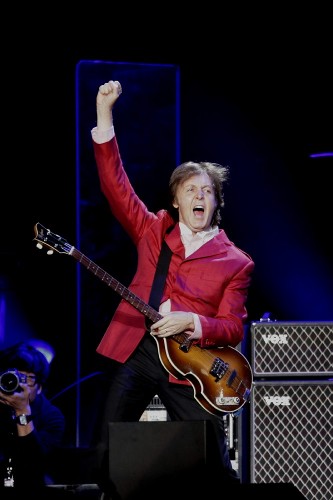 El exbeatle Paul McCartney durante su concierto en el Zócalo de Ciudad de México (México).
