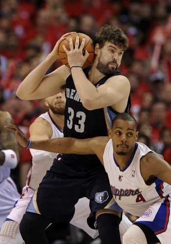 El jugador de Grizzlies Marc Gasol (i) disputa el balón con Randy Foye (d) de los Clippers.