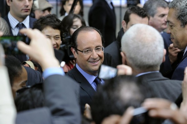 El presidente electo francés, François Hollande (c).
