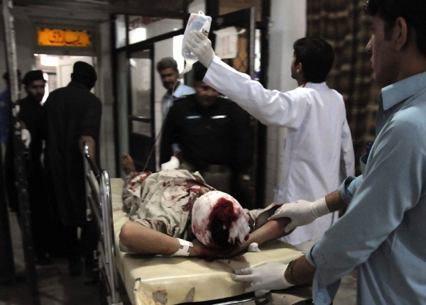 Una víctima herida en una explosión recibe tratamiento médico en un hospital en Peshawar (Pakistán.