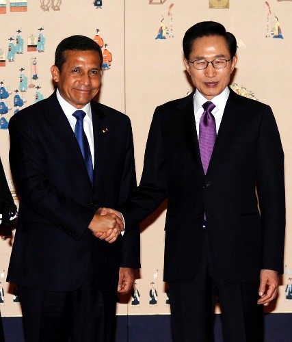 El presidente peruano Ollanta Humala (i) saluda a su homólogo surcoreano Lee Myung-bak (d).