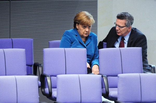 La canciller alemana, Angela Merkel, conversa con el ministro de Defensa, Thomas de Maiziere, en el Bundestag o Parlamento alemán, en Berlín, hoy, viernes 11 de mayo de 2012.