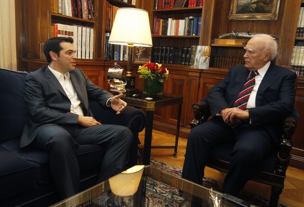 El presidente griego, Carolos Papulias (d), se reúne con el líder de la Coalición de Izquierda Radical griega (Syriza), Alexis Tsipras (i), en el palacio presidencial en Atenas.