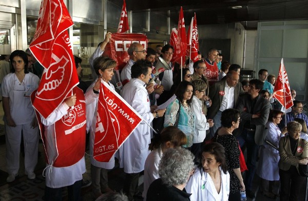 Vista de la protesta del personal sanitario del Hospital Ramón y Cajal a las puertas de este centro por los recortes del Gobierno en materia de sanidad.