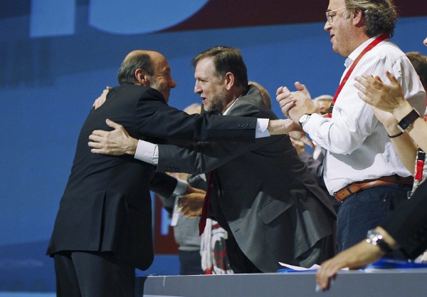 El secretario general del PSOE, Alfredo Pérez Rubalcaba (i), abraza a Marcelino Iglesias, quien, tras doce años en el cargo, se ha despedido hoy como secretario general del PSOE en Aragón.