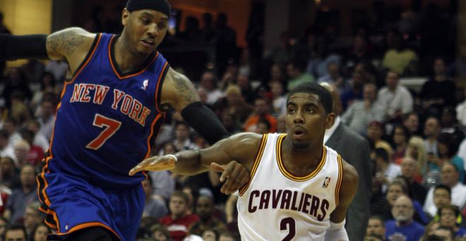 El jugador de los Knicks Carmelo Anthony (i) disputa el balón con Kyrie Irving.