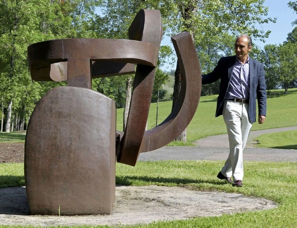 Luis Chillida, hijo de Eduardo Chillida, ha presentado las actividades organizadas para conmemorar el décimo aniversario del fallecimiento del escultor vasco.