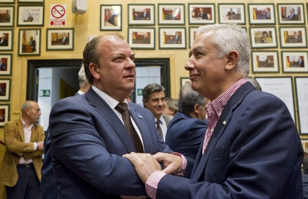 El presidente de la Junta de Extremadura, José Antonio Monago (i), y Javier Arenas.