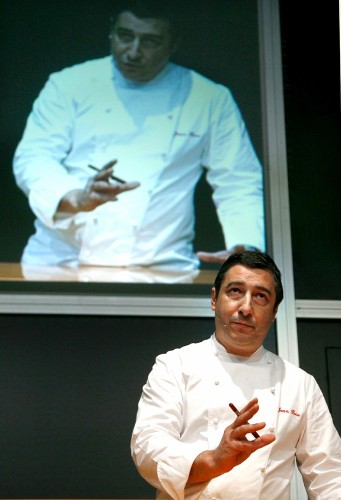 Fotografía de archivo del 23 de marzo de 2010 del cocinero Joan Roca durante su intervención en el congreso internacional de gastronomía BCNVanguardia. 
