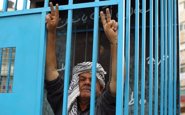 Un activista palestino protesta en una falsa celda durante una manifestación en Ramala (Cisjordania).