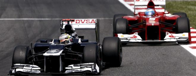 El piloto venezolano de Williams Pastor Maldonado (i), seguido del español de Ferrari Fernando Alonso.