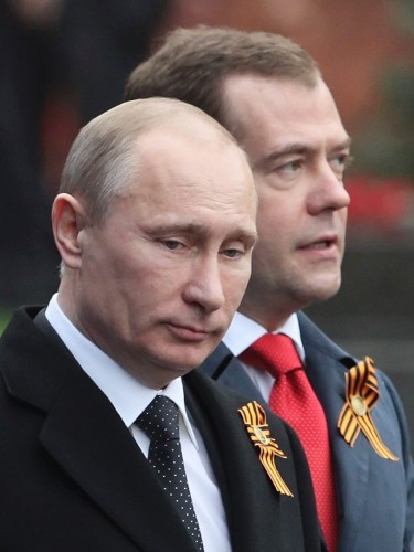 El presidente ruso, Vladímir Putin (i), y el primer ministro ruso, Dmitri Medvédev.