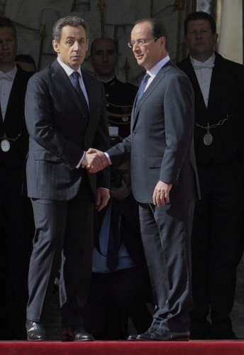El presidente saliente de Francia, Nicolas Sarkozy (i), le da la bienvenida al presidente electo.