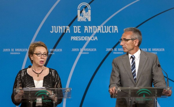 La consejera de Hacienda, Carmen Martínez Aguayo, y el portavoz del Ejecutivo andaluz, Miguel Ángel Vázquez.