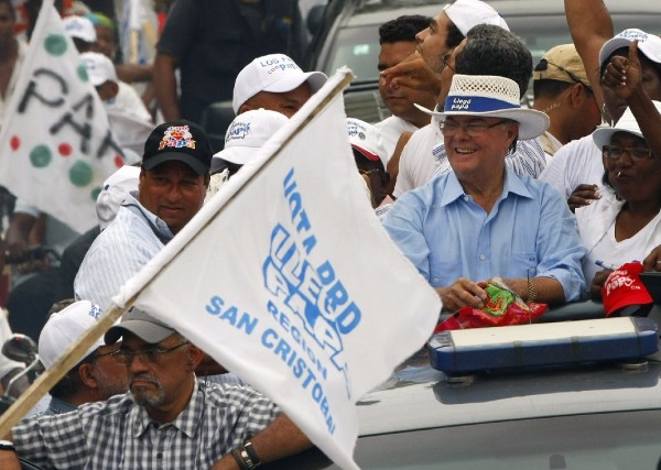 El candidato presidencial por el opositor Partido Revolucionario Dominicano (PRD), Hipólito Mejía (c).