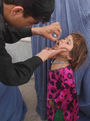 Un trabador sanitario vacuna a una niña contra la polio en Chaman (Pakistán).