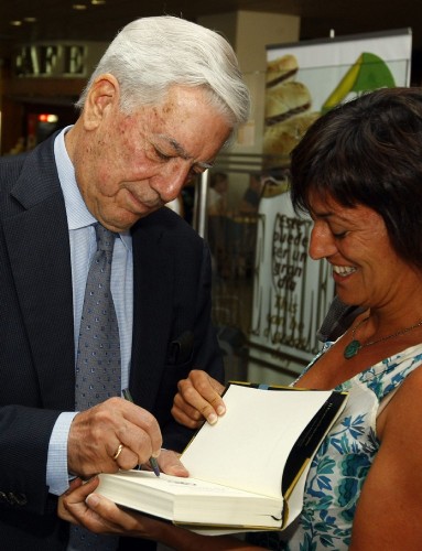 El premio Nobel de Literatura Mario Vargas Llosa firma uno de sus libros a una joven a su llegada hoy al aeropuerto de Gran Canaria.