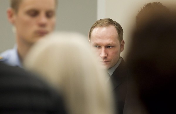 El autor confeso de los atentados de Oslo, Anders Behring Breivik (dcha), asiste a su juicio en Oslo (Noruega).