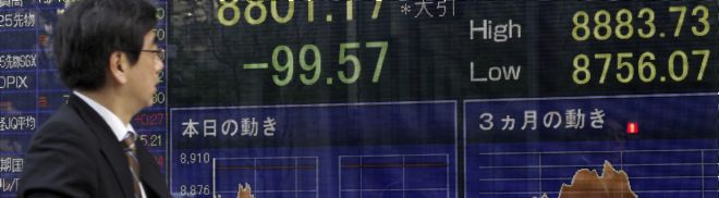 Un ejecutivo observa los resultados de la Bolsa de Tokio.