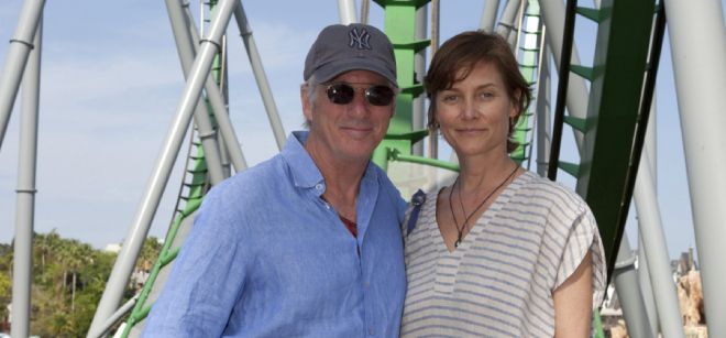 El actor estadounidense Richard Gere y su esposa, Carey Lowell, posan hoy, jueves 29 de marzo 2012, durante sus vacaciones en el Universal Orlando Resort, en Orlando, Florida (EE.UU.).