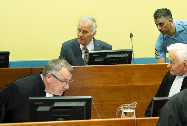 El exgeneral serbobosnio Ratko Mladic (c) asiste a la primera sesión de su juicio en el Tribunal Penal Internacional.