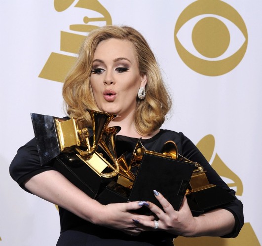 La cantante británica Adele posa tras convertirse en la gran triunfadora de la 54 edición de Grammy.