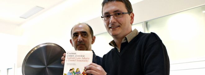 El cocinero Andoni Luis Aduriz (d) y el catedrático de Filosofía Daniel Innerarity.