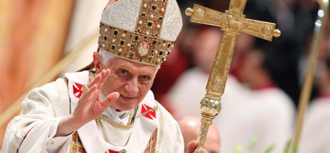 El papa Benedicto XVI en un oficio.