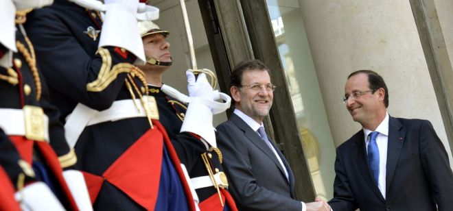 Mariano Rajoy (i), en el momento de ser recibido en el Palacio del Elíseo por el presidente francés, François Hollande.