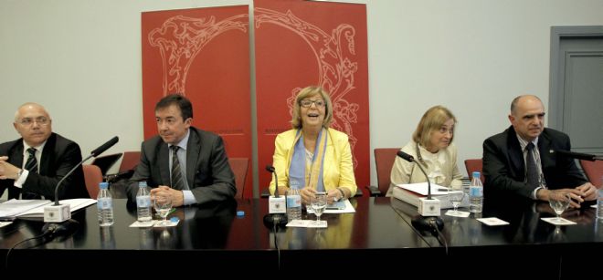 La rectora de la Universidad de Málaga y presidenta de la Conferencia de Rectores de las Universidades Españolas, Adelaida de la Calle (c), acompañada por otros miembros.