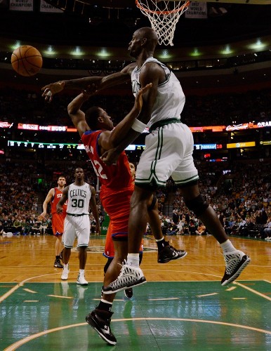 El jugador de Celtics Kevin Garnett (d) disputa el balón con Elton Brand.