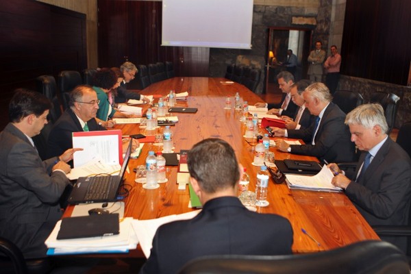 El presidente del Gobierno de Canarias, Paulino Rivero (i), presidió hoy la reunión del consejo de Gobierno reunido en la capital tinerfeña.