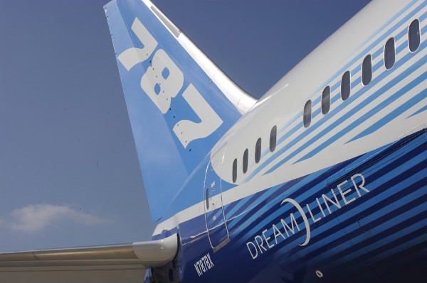 Fotografía exterior de la cola de un Boeing 787 Dreamliner.