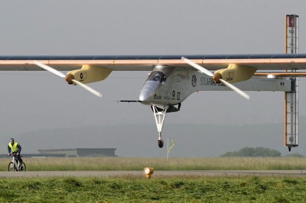 El Solar Impulse despega de un aeródromo de Payerne (suroeste de Suiza).