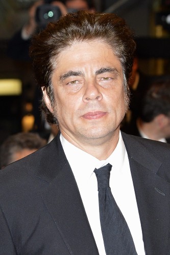 El director puertorriqueño Benicio del Toro sale del estreno de la película 'Holy Motors'.
