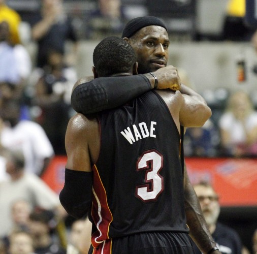 El jugador LeBron James (d) abraza a su compañero de equipo Dwyane Wade.