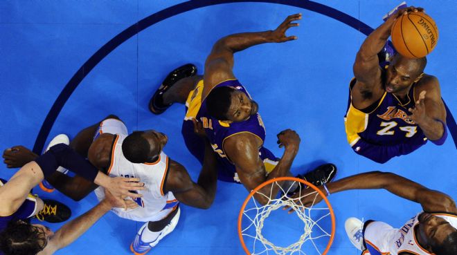 El jugador de Lakers Kobe Bryant (d) salta para encestar ante la marca de Kevin Durant (d-abajo) de Thunder.