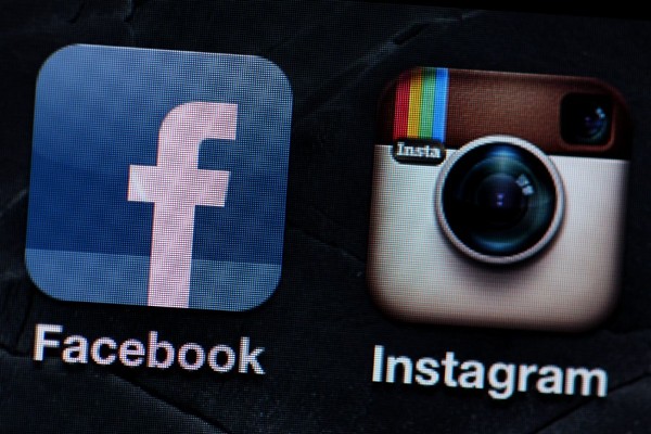Fotografía de los logos de las aplicaciones Facebook (i) e Instagram (d) en un Iphone.