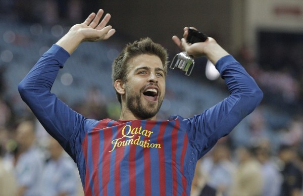 El jugador del FC Barcelona Gerard Pique celebra su victoria en la final de la Copa del Rey.
