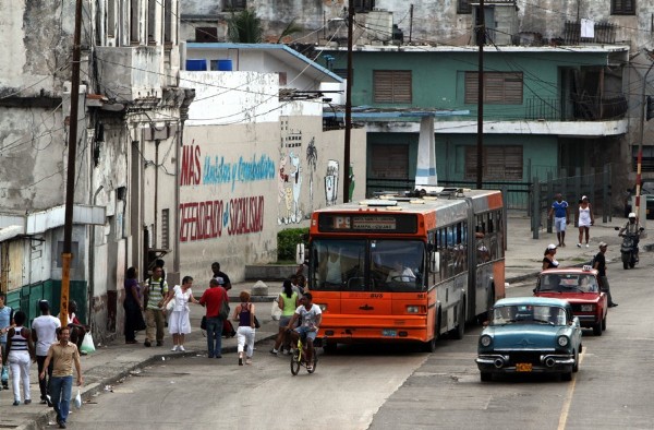 Varias personas abordan un autobús en una céntrica avenida de La Habana (Cuba).