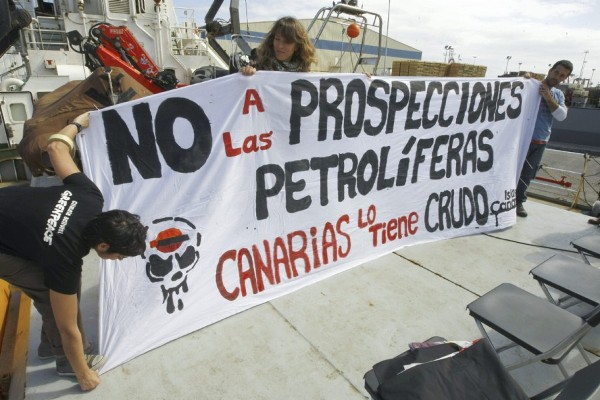 Voluntarios de Greenpeace despliegan una pancarta contra las prospecciones petrolíferas en las costas de Canarias.