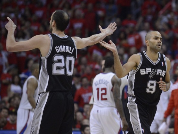 El jugador de los Spurs de San Antonio Manu Ginobili (i) celebra con Tony Parker un punto ante los Clippers de Los Ángeles.