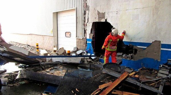 Fotografía facilitada por el Consorcio Provincial de Bomberos de Valencia tras la explosión registrada esta mañana en una planta de Danone en Aldaia (Valencia).