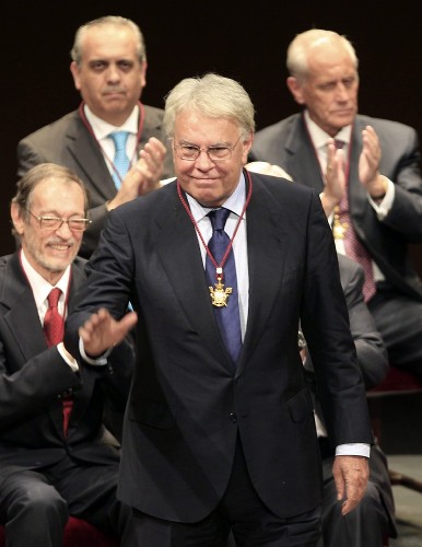 El expresidente del Gobierno Felipe González (i), tras recibir el galardón como Hijo Predilecto de Sevilla.