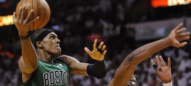 El jugador de los Celtics Rajon Rondo (i) lanza ante Dwyane Wade.